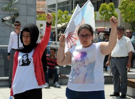 ADD'liler İstiklâl Marşı okunmayınca ve Kürtçe konuluşunca törenden ayrıldı