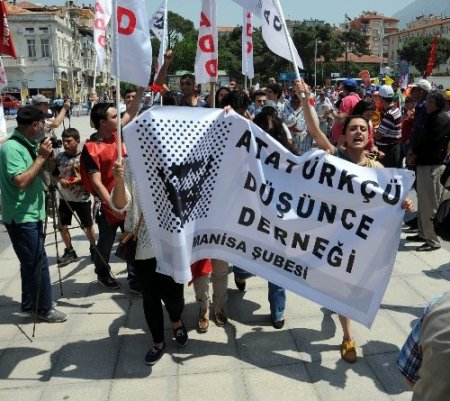 ADD'liler İstiklâl Marşı okunmayınca ve Kürtçe konuluşunca törenden ayrıldı