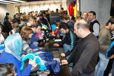 Adidas'ta Ucuzluk İzdihamı