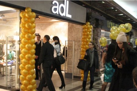 Adil Işık, Kremlin’in Yanı Başında Mağaza Açtı