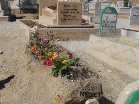 Adına türkü bestelediği eski eşi Neşet Ertaş'ın mezarını ziyaret etti