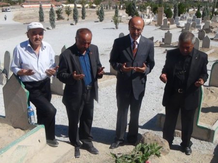 Adına türkü bestelediği eski eşi Neşet Ertaş'ın mezarını ziyaret etti