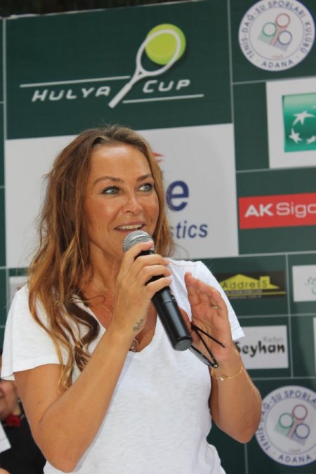 Adını taşıyan turnuvaya katılan Hülya Avşar, Wimbledon için dua ediyor