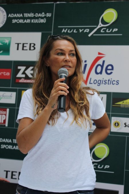 Adını taşıyan turnuvaya katılan Hülya Avşar, Wimbledon için dua ediyor