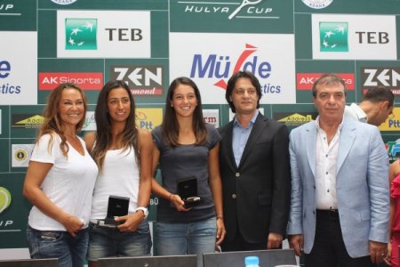 Adını taşıyan turnuvaya katılan Hülya Avşar, Wimbledon için dua ediyor