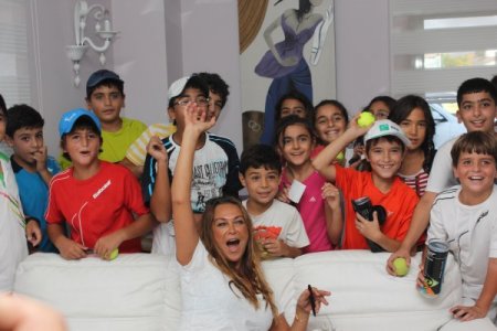 Adını taşıyan turnuvaya katılan Hülya Avşar, Wimbledon için dua ediyor