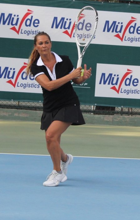 Adını taşıyan turnuvaya katılan Hülya Avşar, Wimbledon için dua ediyor