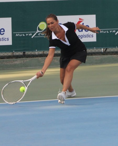 Adını taşıyan turnuvaya katılan Hülya Avşar, Wimbledon için dua ediyor