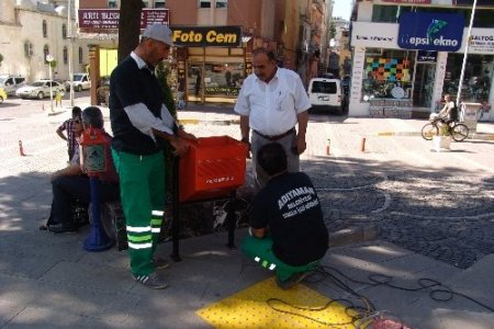 Adıyaman'da ana caddelerdeki çöp kovaları değiştiriliyor