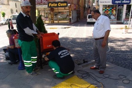 Adıyaman'da ana caddelerdeki çöp kovaları değiştiriliyor