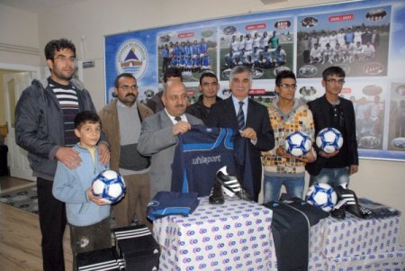 Adıyaman'da belediye Görmeyenler Spor Derneği'ne malzeme yardımı yaptı