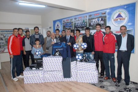 Adıyaman'da belediye Görmeyenler Spor Derneği'ne malzeme yardımı yaptı