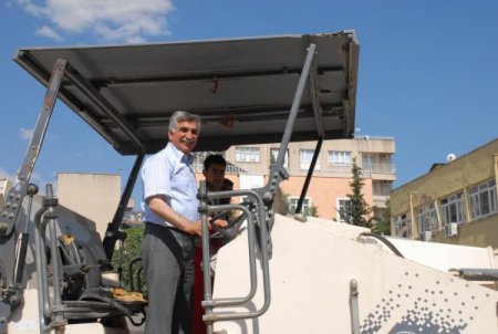 Adıyaman'da Cadde Ve Sokaklar Freze Makinesiyle Yenileniyor