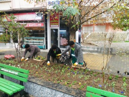 Adıyaman'da kavşak ve refüjler çiçeklerle süsleniyor