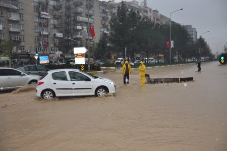 Adıyaman'da sağanak yağış nedeniyle okullar tatil edildi