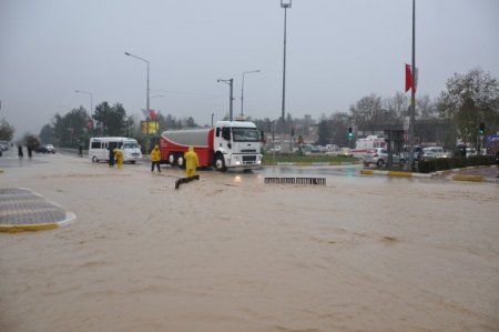 Adıyaman'da sağanak yağış nedeniyle okullar tatil edildi