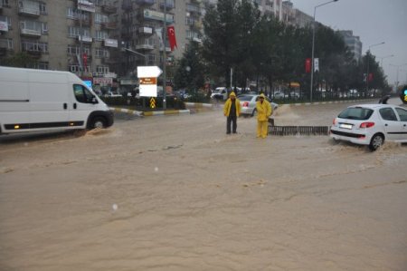 Adıyaman'da sağanak yağış nedeniyle okullar tatil edildi