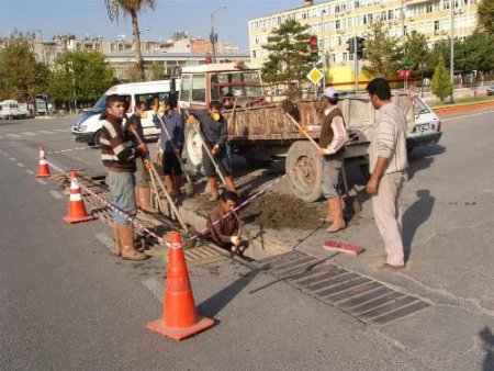 Adıyaman'da Sel Baskınlarına Karşı Rögarlar Temizleniyor