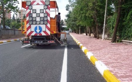 Adıyaman'da yenilenen yollara şerit çizgisi çalışması