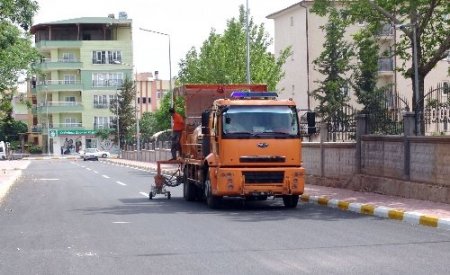 Adıyaman'da yenilenen yollara şerit çizgisi çalışması