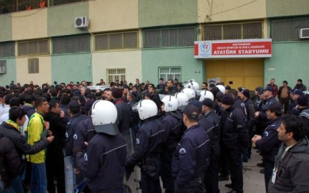 Adıyamanspor taraftarından, milletvekilleri ve Büyükaslan’a istifa protestosu