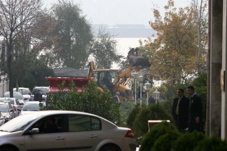 Adliye Bahçesindeki Kazı 'mühimmat' Espirisine Neden Oldu