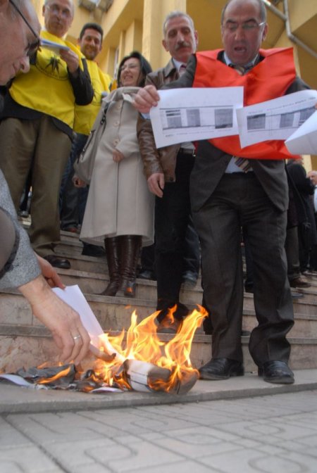 Adliye çalışanları maaş bordrolarını yaktı