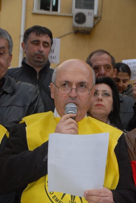 Adliye çalışanları maaş bordrolarını yaktı