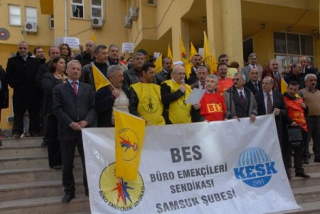 Adliye çalışanları maaş bordrolarını yaktı