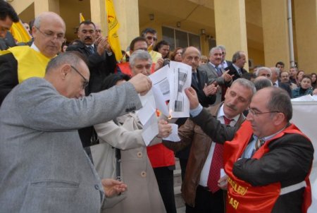 Adliye çalışanları maaş bordrolarını yaktı