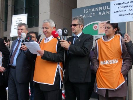 Adliye çalışanlarından zincirli eylem