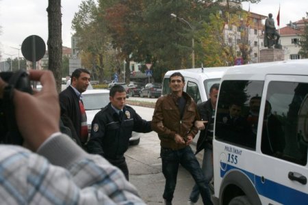 Adliye çıkışında gazetecilere saldırdılar