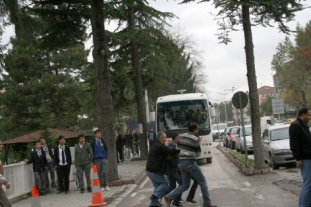 Adliye çıkışında gazetecilere saldırdılar
