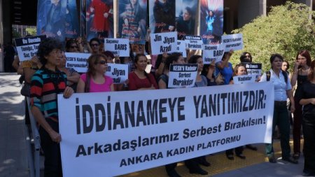 Adliye önünde, tutuklu KESK'li kadınlar için oturma eylemi