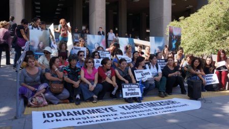 Adliye önünde, tutuklu KESK'li kadınlar için oturma eylemi