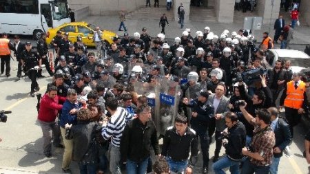 Adliye önünde eylem yapmak isteyen gruba müdahale