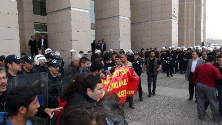 Adliye önünde eylem yapmak isteyen gruba müdahale