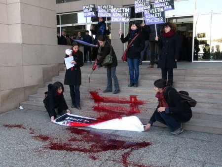 Adliye önünde 'kanlı' eylem