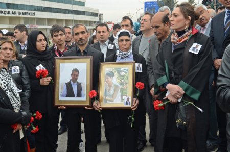 Adliye önünde öldürülen 5 kişi karanfillerle anıldı