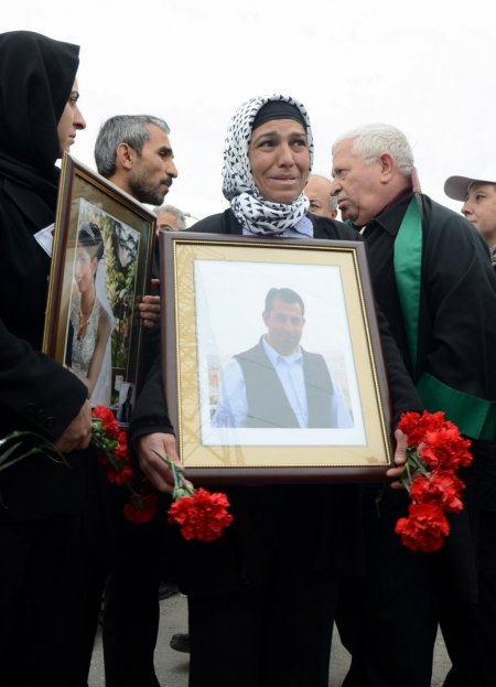 Adliye önünde öldürülen 5 kişi karanfillerle anıldı