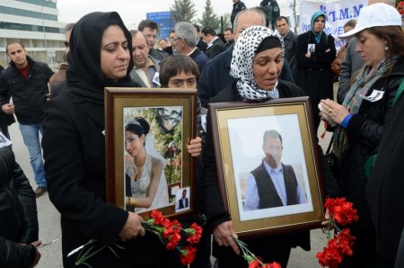 Adliye önünde öldürülen 5 kişi karanfillerle anıldı