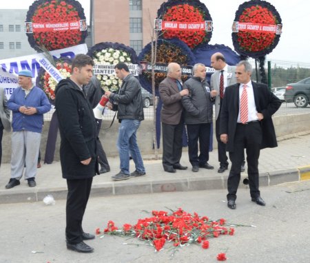 Adliye önünde öldürülen 5 kişi karanfillerle anıldı