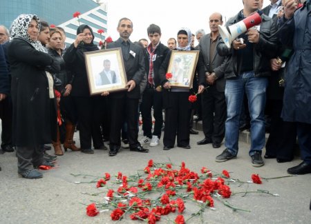 Adliye önünde öldürülen 5 kişi karanfillerle anıldı