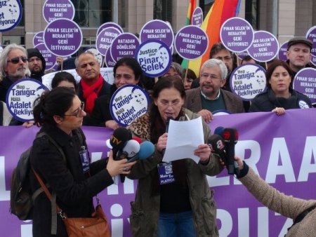 Adliye önünde Pınar Selek için beraat istediler