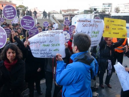 Adliye önünde Pınar Selek için beraat istediler