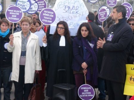 Adliye önünde Pınar Selek için beraat istediler