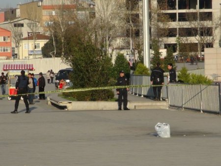 Adliye önünde şüpheli paket paniği