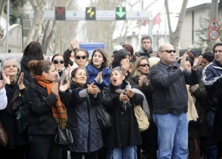 Adliye Önünde Toplanan Balyoz Sanıklarının Yakınları Yol Keserek Eylem Yaptı