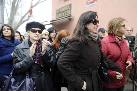 Adliye Önünde Toplanan Balyoz Sanıklarının Yakınları Yol Keserek Eylem Yaptı