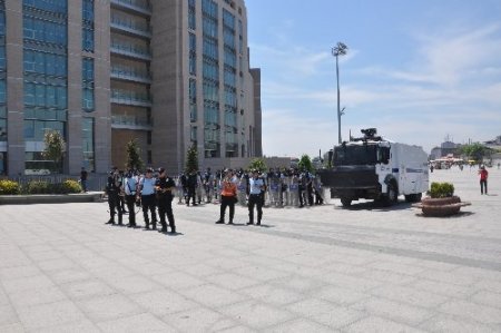 Adliye önündeki korsan gösteriye müdahale